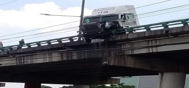 Tráiler queda colgando, tras chocar en puente vehicular de Tlalnepantla