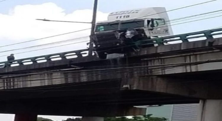 Tráiler queda colgando, tras chocar en puente vehicular de Tlalnepantla