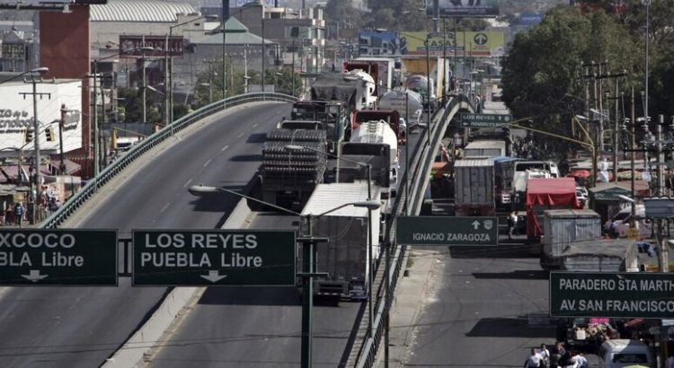 Transportistas bloquean autopistas en el Edomex