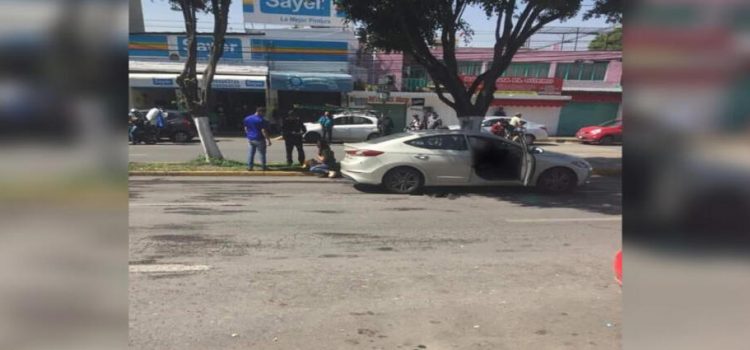 Le disparan a pareja dentro de su vehículo en calles de Tlalnepantla
