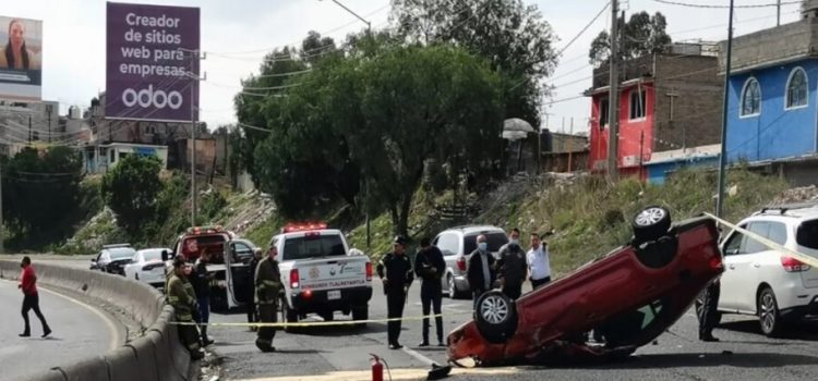 Muere hombre tras volcar su auto en Tlalnepantla
