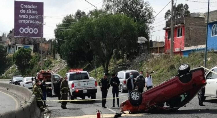 Muere hombre tras volcar su auto en Tlalnepantla