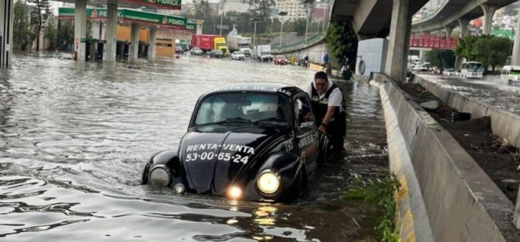 “Vochito” queda varado tras fuertes lluvias en Tlalnepantla
