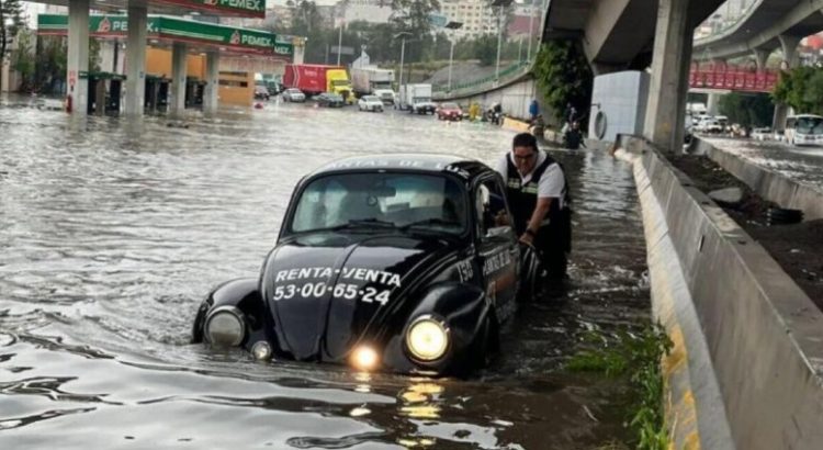 “Vochito” queda varado tras fuertes lluvias en Tlalnepantla