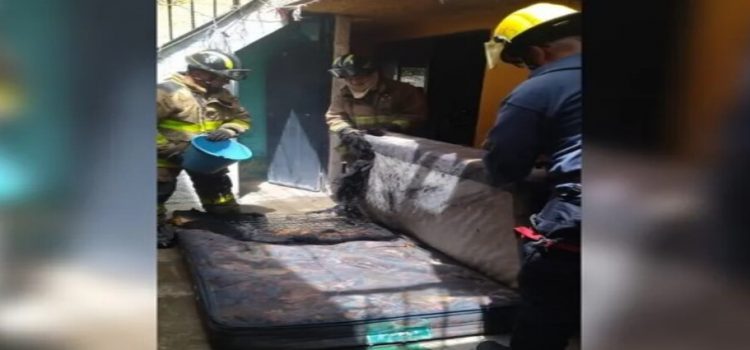 Bomberos atienden incendio de un cuarto en Tlalnepantla