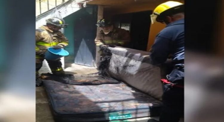 Bomberos atienden incendio de un cuarto en Tlalnepantla