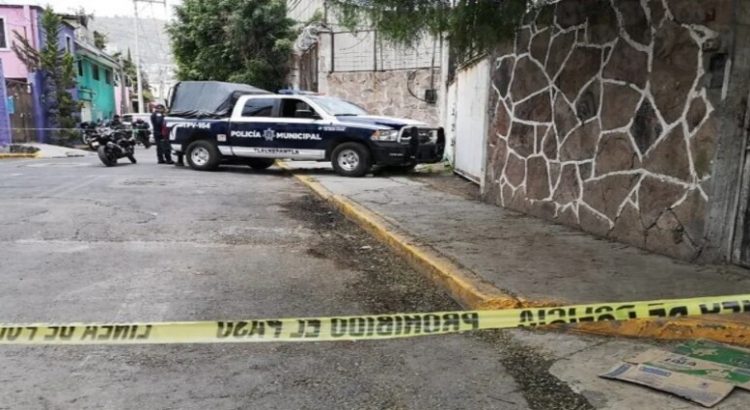Encuentran cadáver enrolladlo en una lona en Tlalnepantla