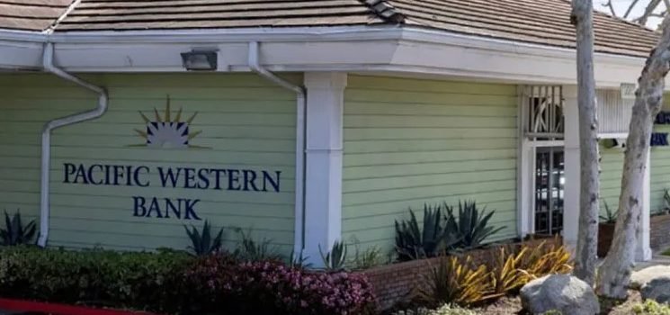 Abrazando al ladrón evitó asalto a un banco Abrazando al ladrón evitó asalto a un banco