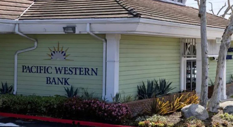 Abrazando al ladrón evitó asalto a un banco Abrazando al ladrón evitó asalto a un banco