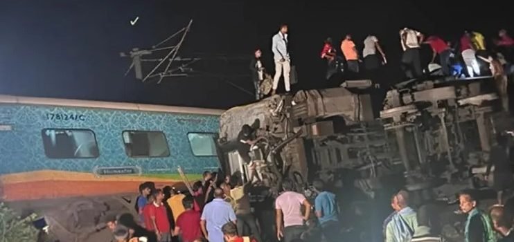 Suman 288 muertos y más de 850 heridos por trenazo en India Suman 288 muertos y más de 850 heridos por trenazo en India