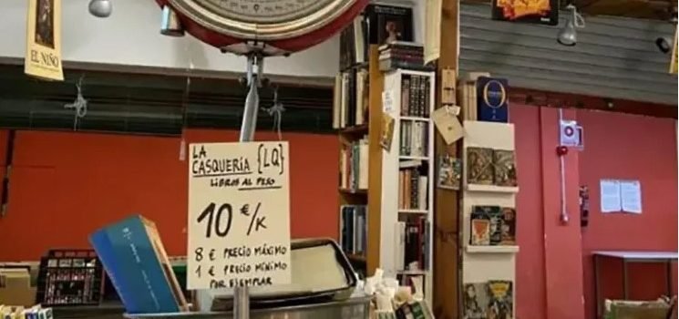 Vende tienda los libros según lo que pesen