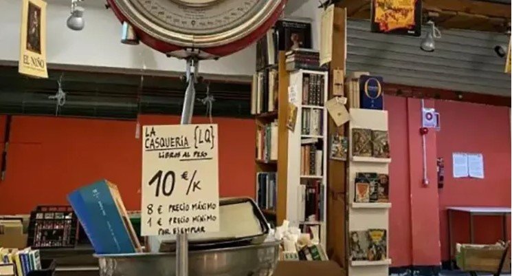 Vende tienda los libros según lo que pesen Vende tienda los libros según lo que pesen