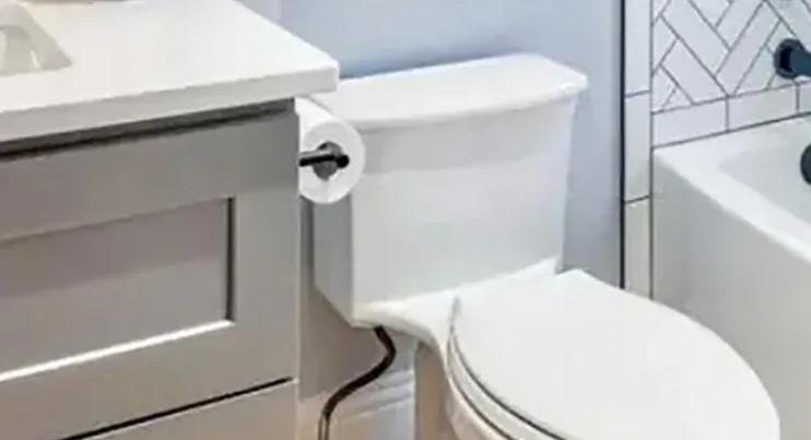 Por tardarse en el baño lo corrieron del trabajo Por tardarse en el baño lo corrieron del trabajo