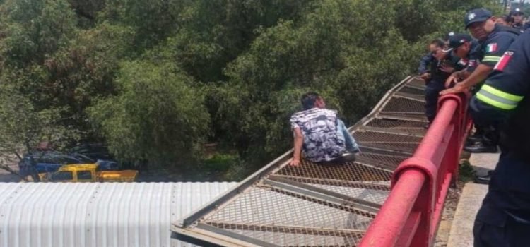 Salvan a hombre de lanzarse a puente vial hacia las vías del ferrocarril de Tlalnepantla