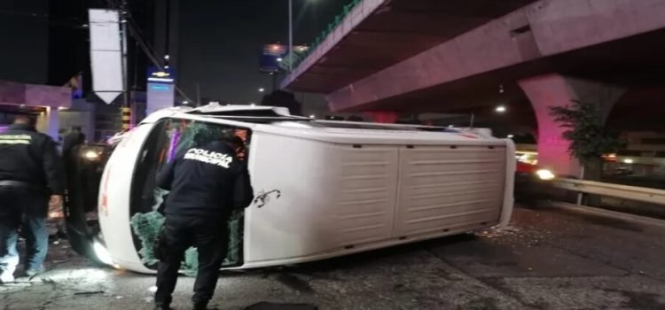 Volcadura de transporte público dejó 9 lesionados en Tlalnepantla