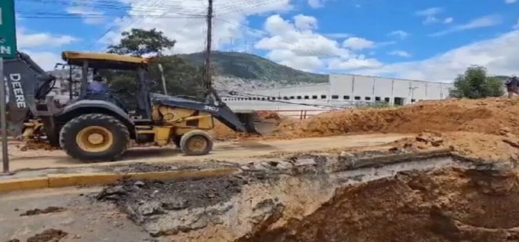 Socavón en Tlalnepantla tardará al menos 2 días en ser reparado