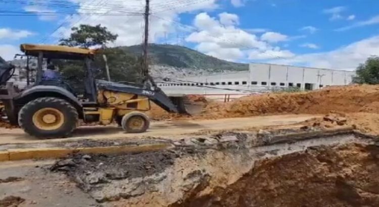 Socavón en Tlalnepantla tardará al menos 2 días en ser reparado