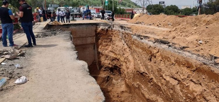 Localizan fuga que provocó socavón del puente de Herminio Mena en Tlalnepantla