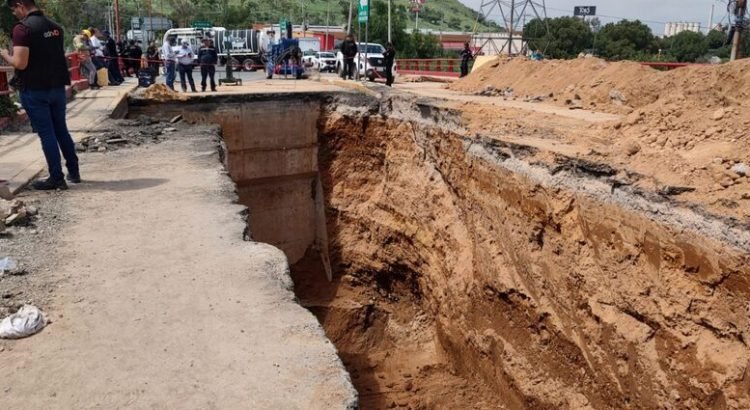 Localizan fuga que provocó socavón del puente de Herminio Mena en Tlalnepantla