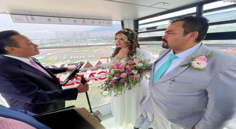 Pareja se casó en el Mexicable de Tlalnepantla