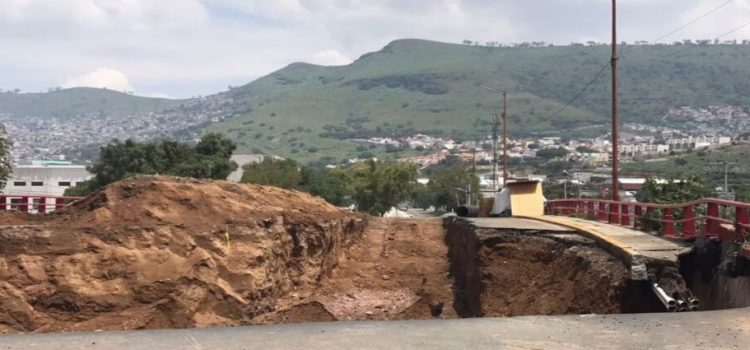 Continúan trabajos para reparar socavón en Tlalnepantla, pese a queja de vecinos