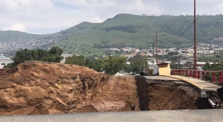 Continúan trabajos para reparar socavón en Tlalnepantla, pese a queja de vecinos