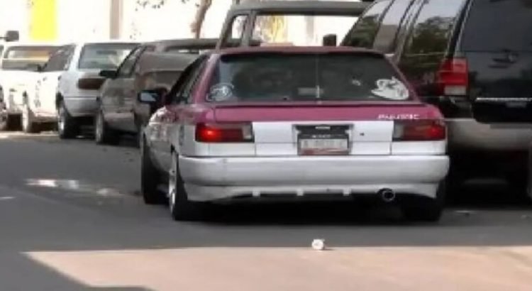 Sujetos a bordo de motocicletas victiman a taxista en calles de Tlalnepantla