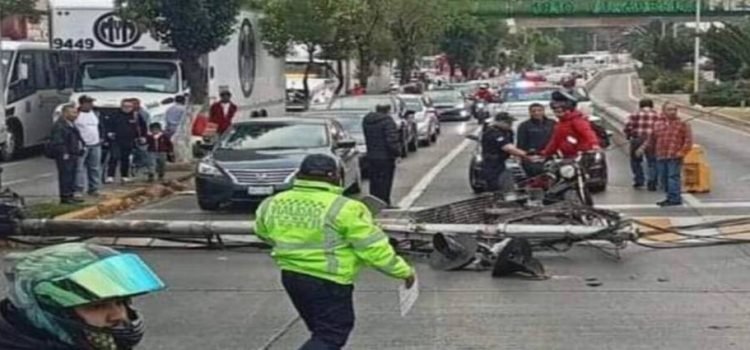 Tráiler deja sin electricidad a varios negocios de Tlalnepantla tras derribar varios postes