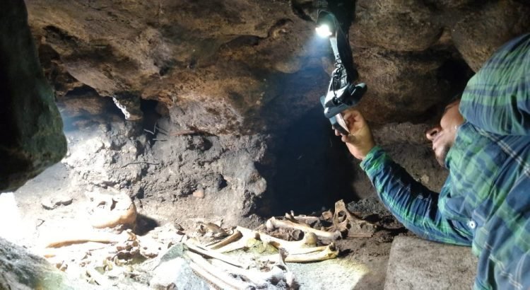 Localizan cueva con depósitos mortuorios al interior del recinto amurallado de Tulum Localizan cueva con depósitos mortuorios al interior del recinto amurallado de Tulum