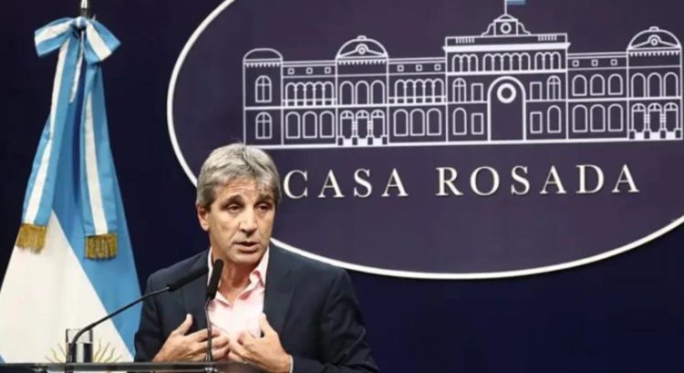 Logra Argentina su primer superávit fiscal en más de una década