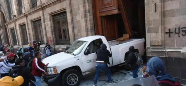 Escándalo en Palacio Nacional: Normalistas de Ayotzinapa protagonizan incidente