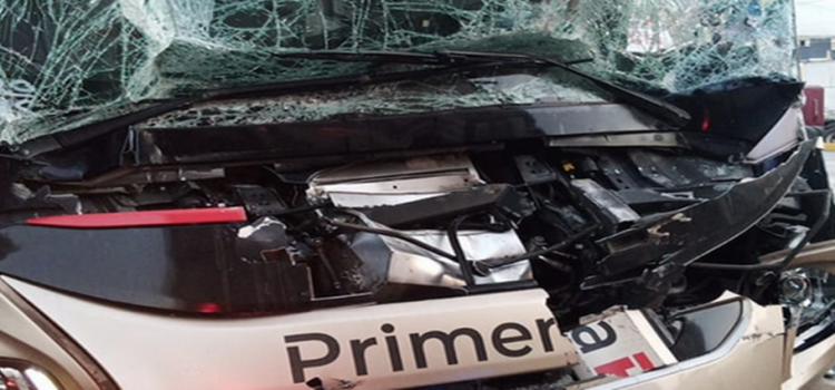 Autobús chocó contra un tráiler en Tlalnepantla; hay varios lesionados