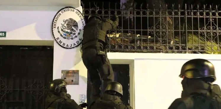 Irrumpen policías en la embajada de México en Ecuador