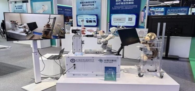 China crea Neucyber, el Implante cerebral chino que permite a un mono manejar brazo robótico con la mente
