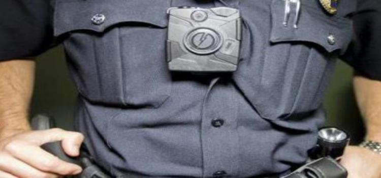 Contemplan en Edomex la posibilidad de que policías de tránsito porten cámaras en uniforme