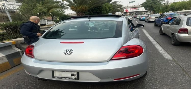 Detienen a funcionario público con coche robado en Tlalnepantla