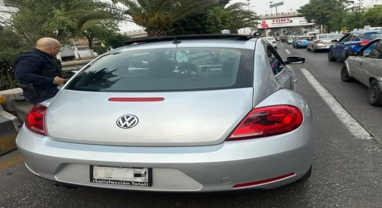 Detienen a funcionario público con coche robado en Tlalnepantla