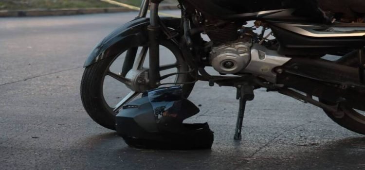 Motociclista derrapa y es atropellado por una camioneta en Tlalnepantla