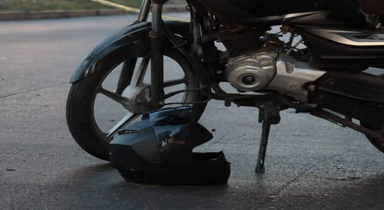 Motociclista derrapa y es atropellado por una camioneta en Tlalnepantla