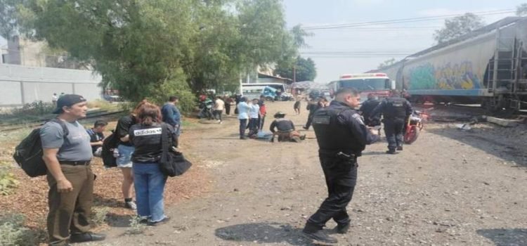 Camión intentó ganarle el paso al tren en Tlalnepantla; hay 9 lesionados
