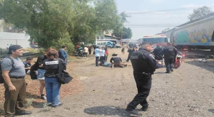 Camión intentó ganarle el paso al tren en Tlalnepantla; hay 9 lesionados