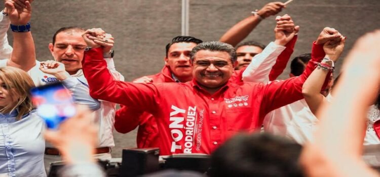 Tony Rodríguez celebra su triunfo para la alcaldía de Tlalnepantla