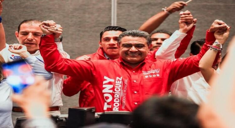 Tony Rodríguez celebra su triunfo para la alcaldía de Tlalnepantla