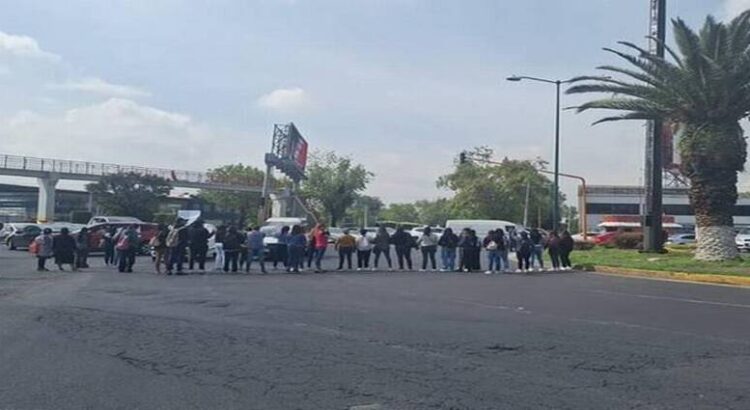 Familiares de joven desaparecida realizan bloqueos en Tlalnepantla