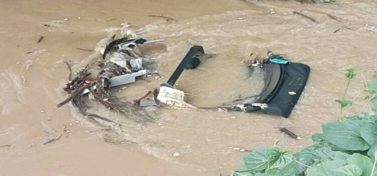 Encuentran vehículo arrastrado por tormenta en el Río de Los Remedios, Tlalnepantla