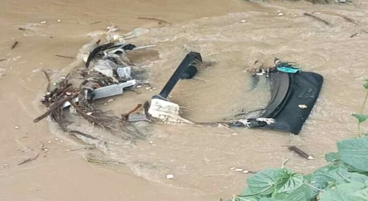 Encuentran vehículo arrastrado por tormenta en el Río de Los Remedios, Tlalnepantla