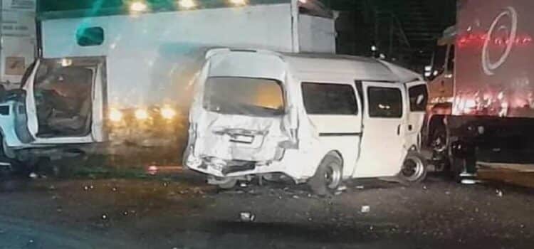 Combi choca en Tlalnepantla y deja saldo de 2 heridos