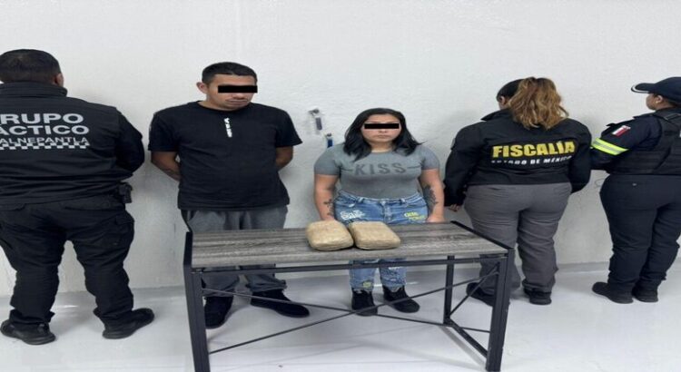 Detienen a pareja con 2 kilos de a anfetaminas en Tlalnepantla