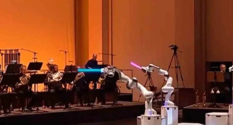 Robot con tres brazos dirige orquesta alemana