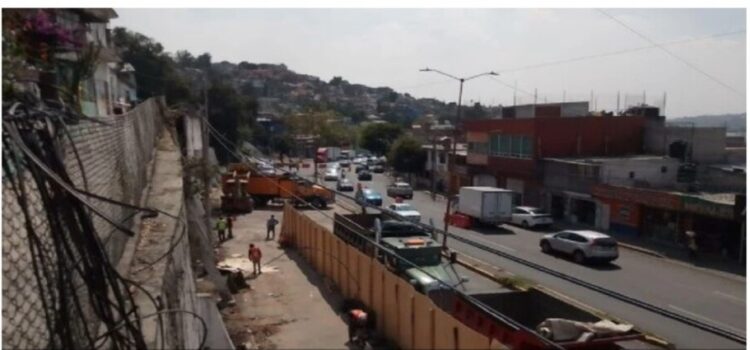 Casas peligran tras colapso de muro de contención en Tlalnepantla